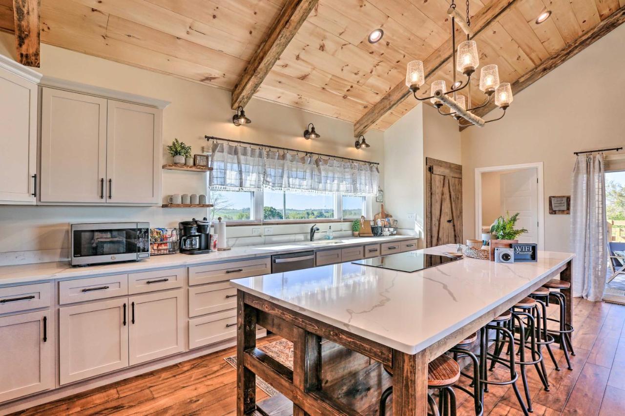 Вилла Chic Williamstown Retreat With Pool And Hot Tub! Экстерьер фото